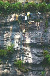 湖北温泉旅游湖北旅游庄主恩施攀岩真人CS拓展基地欢迎您