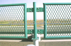 供應鋼板護欄網