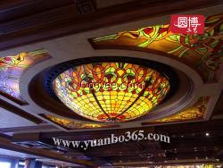 在張藝謀導演的電影情節里出現的彩繪玻璃