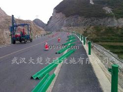 廠家直銷波形護(hù)欄，大楚送貨上門